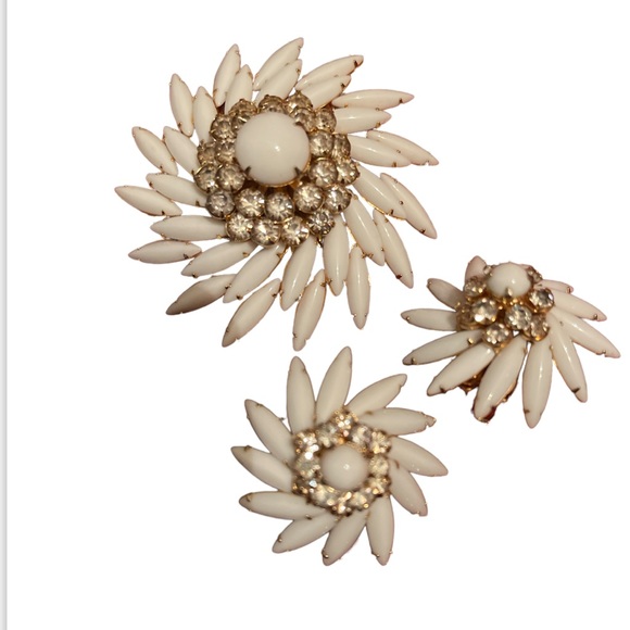 Judy Lee Navette White Milk Glass & Rhinestones Swirl Brooch w/set of earrings - Picture 17 of 17